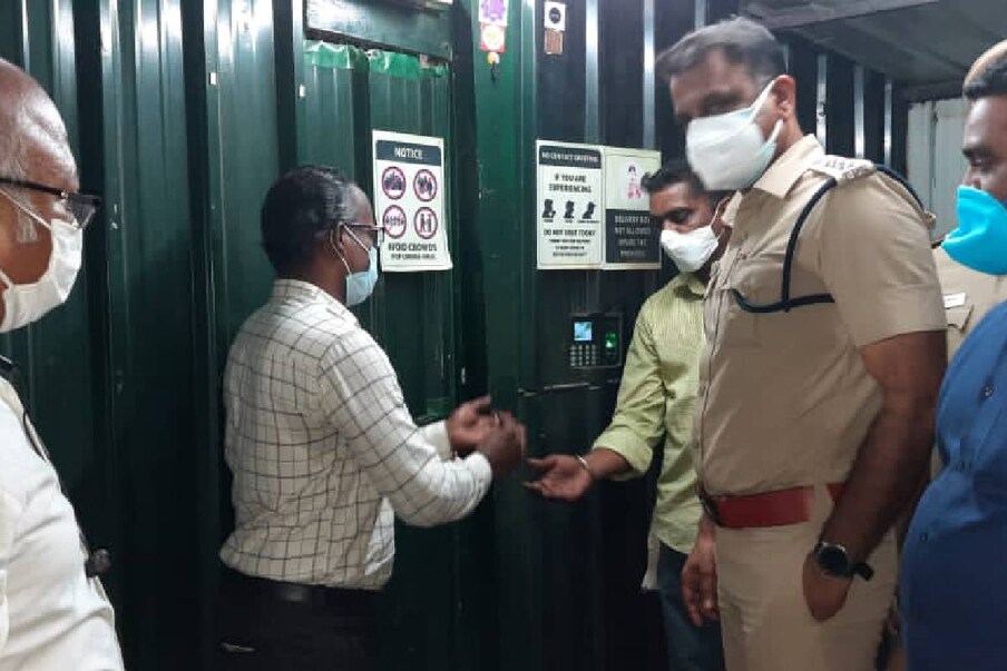  'നിരോധനമുണ്ടായിട്ടും ഷൂട്ടിംഗ് നടക്കുകയായിരുന്നു. അതിനാൽ, പകർച്ചവ്യാധി സമയത്ത് ചിത്രീകരണം നിരോധിച്ച സർക്കാരിന്റെ മാർഗ്ഗനിർദ്ദേശങ്ങൾ അനുസരിച്ച് ഞങ്ങൾ അവിടം ഒഴിപ്പിച്ച് മുദ്രവയ്ക്കുകയായിരുന്നു' എന്നാണ് ആർ ഡി ഒ പ്രീതി പാർകവി പറഞ്ഞത്. തമിഴ്നാട് സർക്കാർ ലോക്ക്ഡൗൺ പ്രഖ്യാപിച്ച ശേഷം പരിപാടി രണ്ടാഴ്ചത്തേക്ക് നീട്ടിവച്ചിരുന്നു. എന്നാൽ ഇതിനിടയിലാണ് സെറ്റിൽ കോവിഡ് ബാധയുണ്ടായി എന്ന വിവരം പുറത്തുവന്നത്