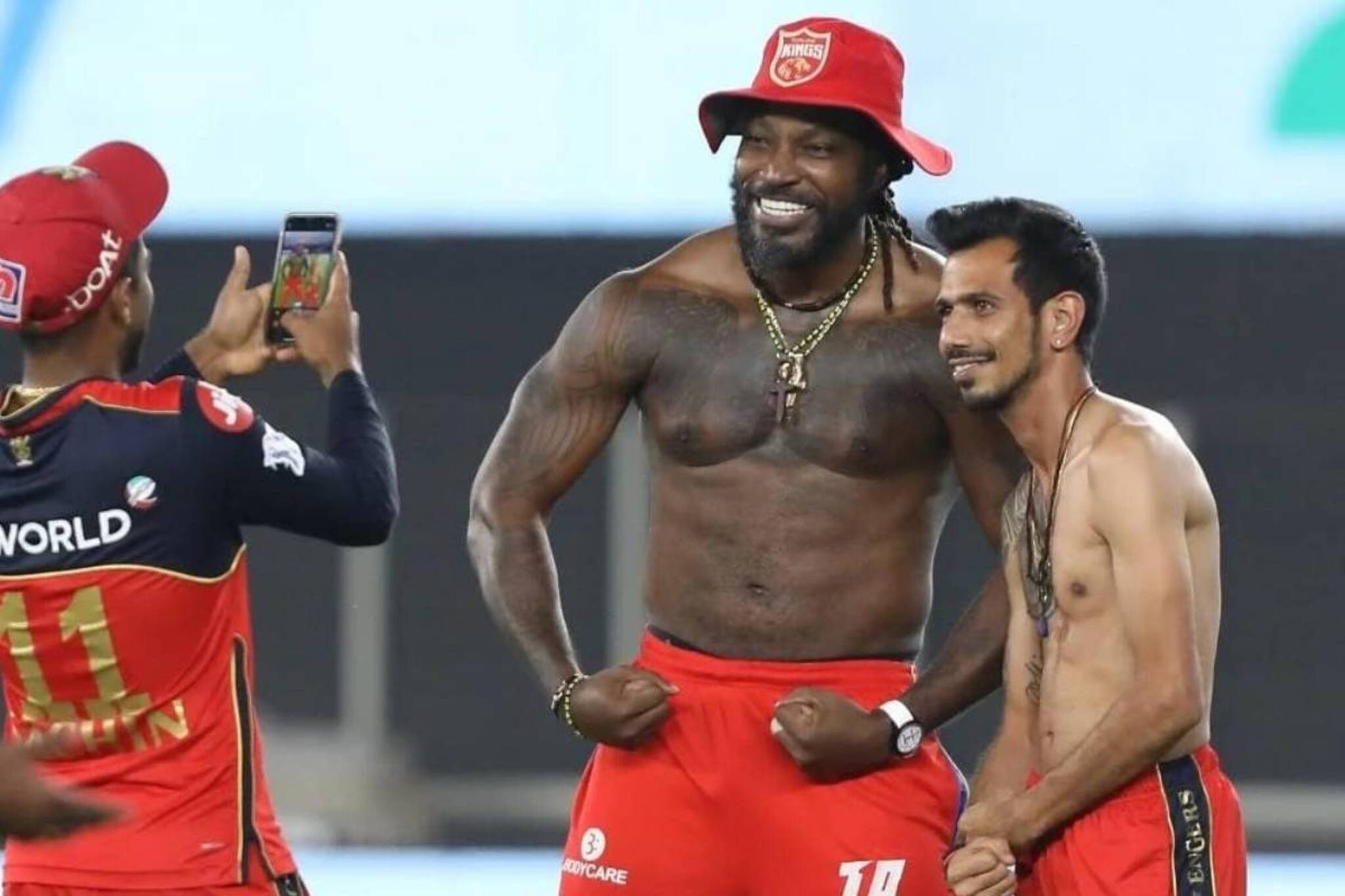 IPL 2021 | ജേഴ്‌സിയൂരി ബോഡി കാണിച്ച് ഗെയിലും ചഹലും; സമൂഹമാധ്യമങ്ങളില്‍ വൈറലായി ചിത്രങ്ങള്‍