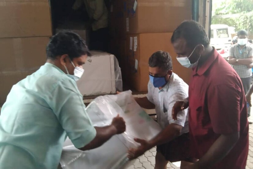 കേരളം വില കൊടുത്ത് വാങ്ങിയ 3.5 ലക്ഷം കോവിഡ് വാക്സിൻ കൊച്ചിയിലെത്തിച്ചു. കേരള മെഡിക്കൽ സർവീസ് കോർപ്പറേഷന്റെ സംഭരണ കേന്ദ്രത്തിൽ സൂക്ഷിച്ചിരിക്കുന്ന വാക്സിൻ മറ്റു ജില്ലകളിലേക്ക് മാറ്റും. രണ്ട് ദിവസത്തിനുള്ളിൽ വാക്സിൻ വിതരണം ചെയ്യാനാകുമെന്നാണ് പ്രതീക്ഷ  കേരളം വില കൊടുത്ത് വാങ്ങിയ 3.5 ലക്ഷം കോവിഡ് വാക്സിൻ കൊച്ചിയിലെത്തിച്ചു. കേരള മെഡിക്കൽ സർവീസ് കോർപ്പറേഷന്റെ സംഭരണ കേന്ദ്രത്തിൽ സൂക്ഷിച്ചിരിക്കുന്ന വാക്സിൻ മറ്റു ജില്ലകളിലേക്ക് മാറ്റും. രണ്ട് ദിവസത്തിനുള്ളിൽ വാക്സിൻ വിതരണം ചെയ്യാനാകുമെന്നാണ് പ്രതീക്ഷ