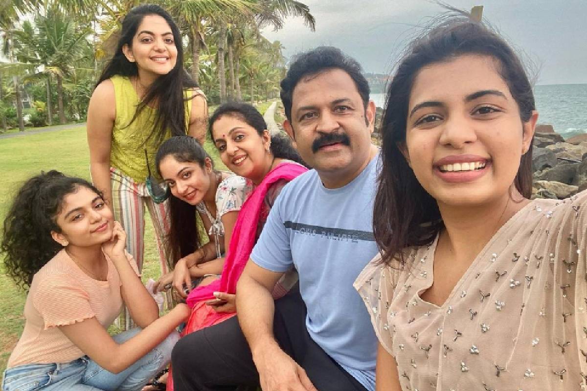  മുൻപ് അച്ഛന് വേണ്ടി പ്രചാരണത്തിനിറങ്ങിയപ്പോഴും ദിയ വിമർശിക്കപ്പെട്ടിരുന്നു. അന്ന് 'എന്റെ തന്തയെ അല്ലാതെ മറ്റുള്ളവരുടെ തന്തയെ പിന്തുണയ്ക്കണോ' എന്നായിരുന്നു ദിയയുടെ ചോദ്യം. സൈബർ ആക്രമണകാരികൾ മൂത്ത മകൾ അഹാനയെയും ലക്ഷ്യമിട്ടിരുന്നു. വോട്ട് ചെയ്യാൻ നേരത്ത് അഹാന നാട്ടിൽ വന്നിരുന്നില്ല