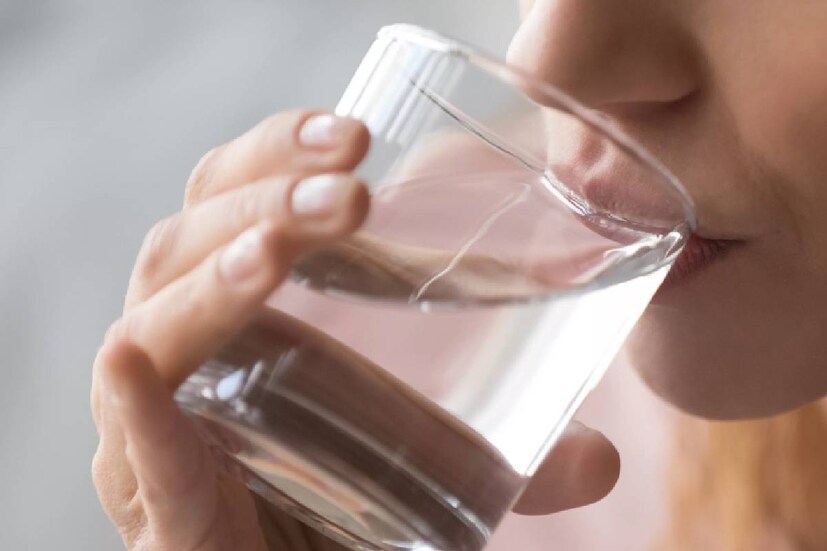  നിർജ്ജലീകരണം- ശരീരത്തിൽ ആവശ്യത്തിന് ജലാംശം ഉള്ളപ്പോൾ വിഷവസ്തുക്കളും അധിക സോഡിയവും പുറത്തുവിടുന്നു. അതുകൊണ്ട് പകൽ സമയത്ത് ധാരാളം വെള്ളം കുടിക്കണം. വെള്ളം കുടിക്കുന്നത് കിഡ്‌നി സ്റ്റോൺ വരാനുള്ള സാധ്യതയും കുറയ്ക്കുന്നു. ആരോഗ്യമുള്ള ഒരാൾ ഒരു ദിവസം 4 മുതൽ 5 ലിറ്റർ വരെ വെള്ളം കുടിക്കണമെന്ന് ഡോക്ടർമാർ പറയുന്നു.