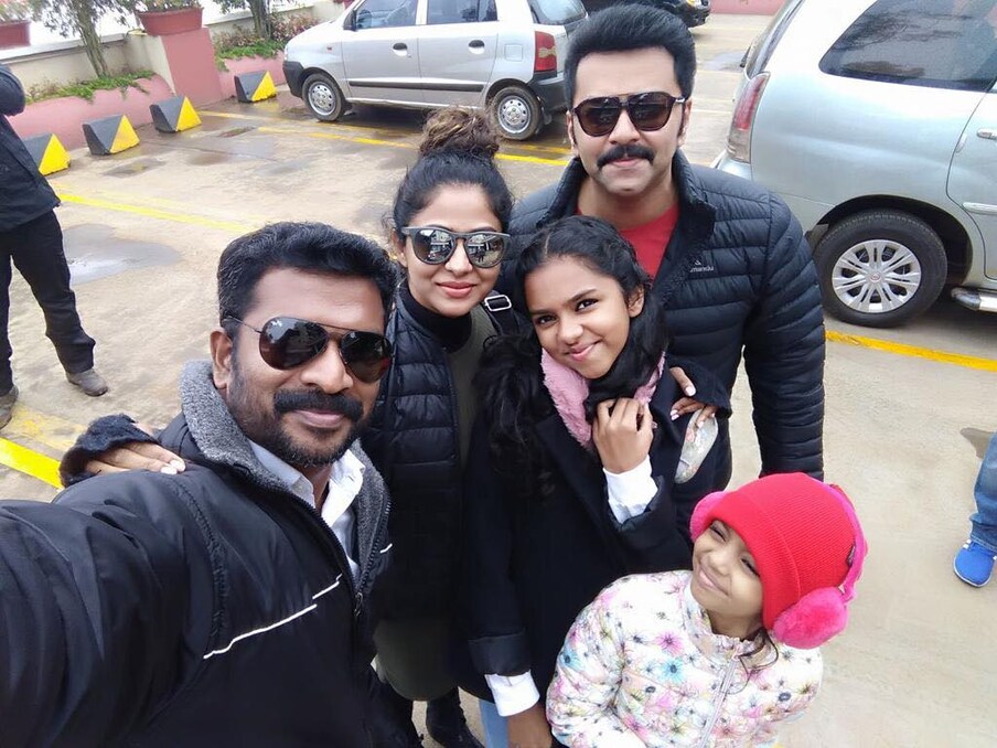 സകുടുംബം നടത്തിയ ഒരു യാത്രയുടെ മദ്ധ്യേ ഇന്ദ്രജിത് കുടുംബം
