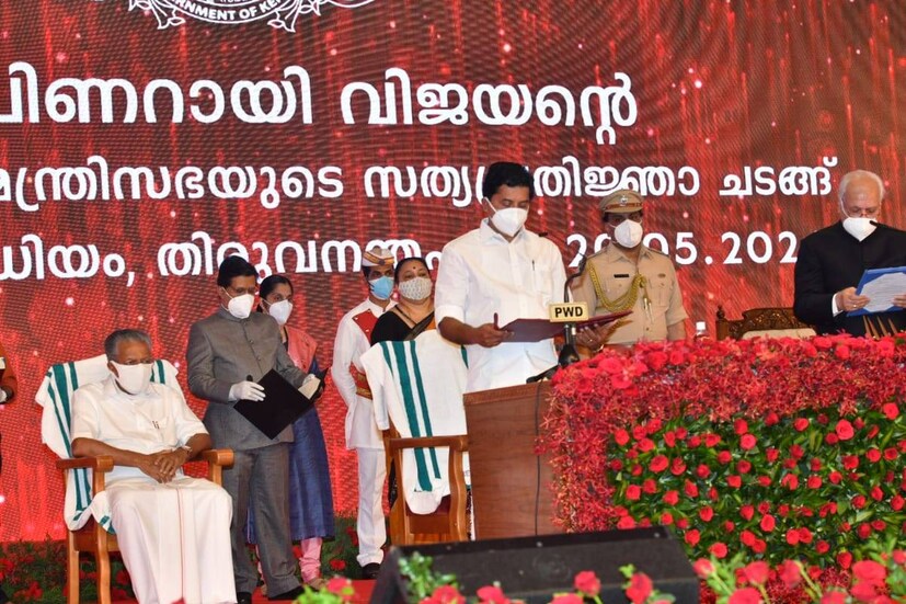  കേരള കോൺഗ്രസ് എമ്മിലെ റോഷി അഗസ്റ്റിൻ സത്യവാചകം ചൊല്ലുന്നു