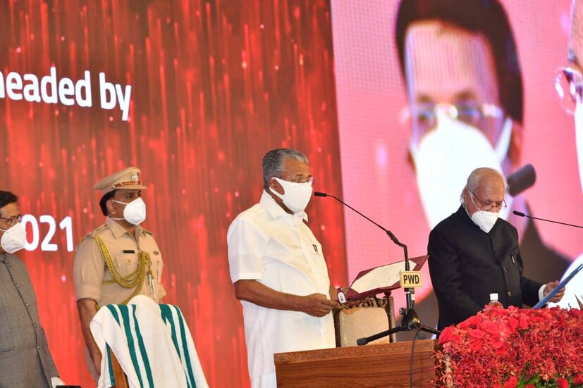  മുഖ്യമന്ത്രി പിണറായി വിജയൻ ഗവർണർ ആരിഫ് മുഹമ്മദ് ഖാന് മുന്നിൽ സത്യവാചകം ചൊല്ലുന്നു
