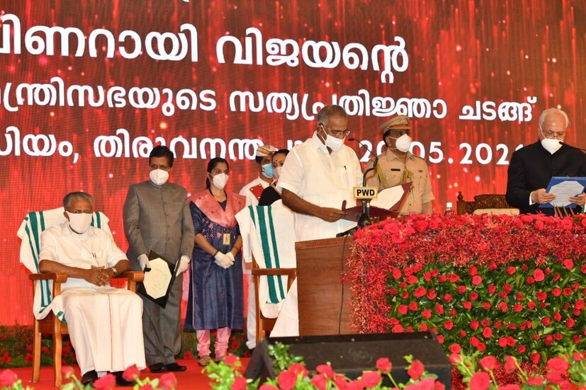  എൻസിപിയിലെ എ കെ ശശീന്ദ്രൻ സത്യപ്രതിജ്ഞ ചെയ്യുന്നു