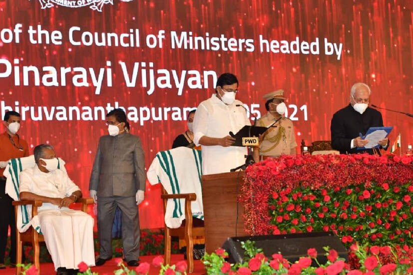  ഇടതുസ്വതന്ത്രനായി മത്സരിച്ച് ജയിച്ച വി അബ്ദുറഹിമാൻ മന്ത്രിയായി സത്യവാചകം ചൊല്ലുന്നു