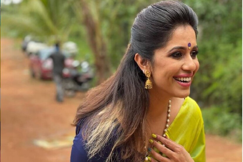  കഴിഞ്ഞ വർഷം ലോക്ക്ഡൌൺ ആരംഭിച്ചതും ജീവിതം ബിഗ് ബോസ് പോലെയായി എന്നായിരുന്നു രഞ്ജിനിയുടെ കമന്റ്. ദിവസവും ഓരോരോ ടാസ്കുകൾ ചെയ്ത് വീട്ടിൽ തന്നെ ഇരിക്കുന്നു എന്നായിരുന്നു രഞ്ജിനിയുടെ നിരീക്ഷണം. ഇപ്പോഴിതാ 'മകളുടെ സത്യപ്രതിജ്ഞക്കുള്ള' ക്ഷണക്കത്തുമായി വരികയാണ് രഞ്ജിനി (തുടർന്ന് വായിക്കുക)