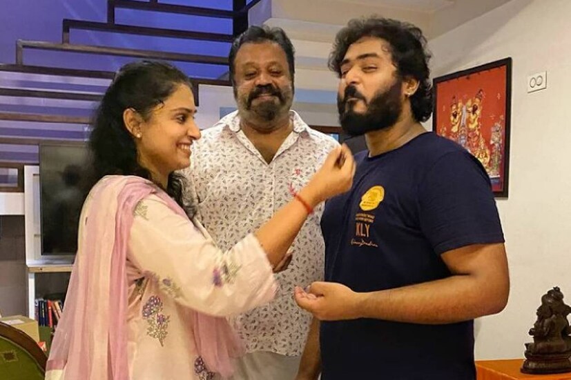  അമ്മ രാധികയുടെ പിറന്നാളിന് ആ കൈകൊണ്ട് മധുരം കഴിക്കുന്ന മകൻ. കഴിഞ്ഞ ദിവസം ഗോകുൽ സുരേഷ് ഗോപി പോസ്റ്റ് ചെയ്ത ചിത്രമാണിത്. ഒപ്പം സന്തോഷത്തോടെ അച്ഛൻ സുരേഷ് ഗോപിയും. രാധികയുടെ പിറന്നാൾ ദിനത്തിൽ പുറത്തു വന്ന ചുരുക്കം ചില ചിത്രങ്ങൾ ഇവിടെ കാണാം