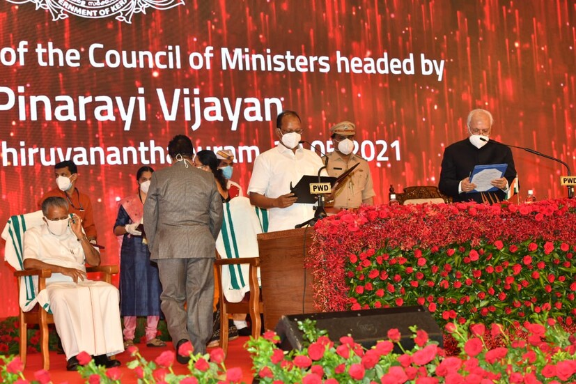  ഐഎൻഎല്ലിലെ അഹമ്മദ് ദേവർകോവിൽ സത്യപ്രതിജ്ഞ ചെയ്യുന്നു