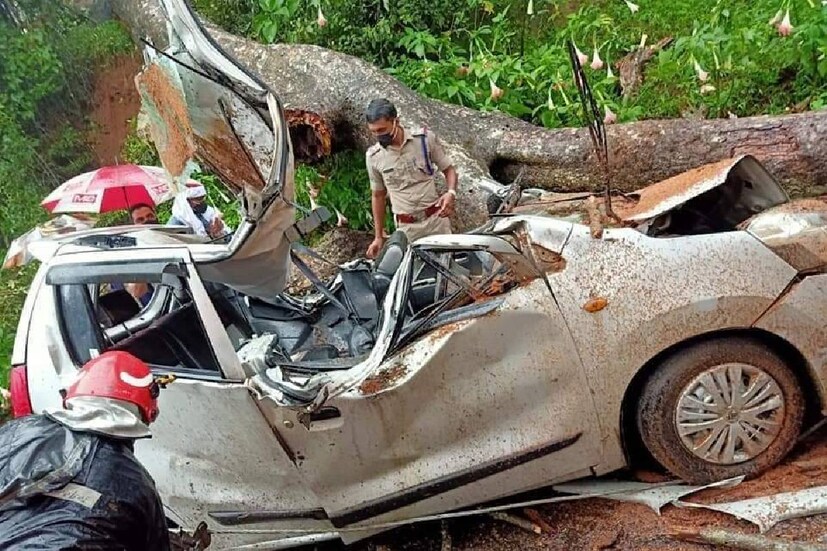  കട്ടപ്പന: ഓടിക്കൊണ്ടിരുന്ന കാറിന്‌ മുകളിൽ വൻ മരം വീണ്‌ ഒരാൾ മരിച്ചു. രണ്ട്‌ പേർക്ക്‌ പരിക്ക്‌. മൂന്നാർ തേക്കടി സംസ്ഥാന പാതിയിൽ പുളിയൻമല അപ്പാപ്പൻപാടിക്ക്‌ സമീപമാണ്‌ അപകടമുണ്ടായത്‌. തൊടുപുഴ വെണ്ടാനത്ത് സൂസമ്മ സെബാസ്റ്റ്യൻ (62) ആണ് മരിച്ചത്. രണ്ട് പേർക്ക് പരിക്കേറ്റു. വെണ്ടാനത്ത് പി ഡി സെബാസ്‌റ്റ്യൻ(71), മകൻ അരുൺകുമാർ (33) എന്നിവർക്കാണ്‌ പരിക്കേറ്റത്‌.