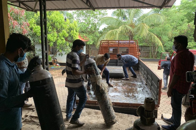  മുൻപ് പ്ലാൻ്റിന് എതിരെ ഉയർന്ന പ്രതിഷേധങ്ങൾ എല്ലാം കാര്യങ്ങൾ അറിയാതെ ആണ് എന്നും സംരഭകർ അഭിപ്രായപ്പെടുന്നു 'ഇത് പൂർണമായും സീറോ വെയ്സ്റ്റേജ് പ്ലാൻ്റ് ആണ് ഇത്. ഒരു തരത്തിലും ഒരു മലിനീകരണം ഇവിടെ ഉണ്ടാകുന്നില്ല. അതെല്ലാം ഇപ്പോഴെങ്കിലും ആളുകൾ തിരിച്ചറിയുന്നു എന്നത് സന്തോഷം നൽകുന്ന കാര്യം ആണ്. നിലവിൽ ഇവിടെ നിന്നും കൊണ്ട് പോകുന്ന ഓക്സിജൻ സിലിണ്ടറുകൾക്ക് ജീവൻ്റെ വില ആണ്. ഞങ്ങൾക്ക് ഈ ഘട്ടത്തിൽ സർക്കാരിനും ജനങ്ങൾക്കും ഒപ്പം നിൽക്കാൻ സാധിക്കുന്നു എന്നത് ഏറെ ആശ്വാസം നൽകുന്നുണ്ട്. ഇനി ഉള്ള കാര്യം ഒന്നും ഇപ്പോൾ പറയാൻ ആകില്ല..ആദ്യം ഈ പ്രതിസന്ധി എല്ലാം തീരട്ടെ'.