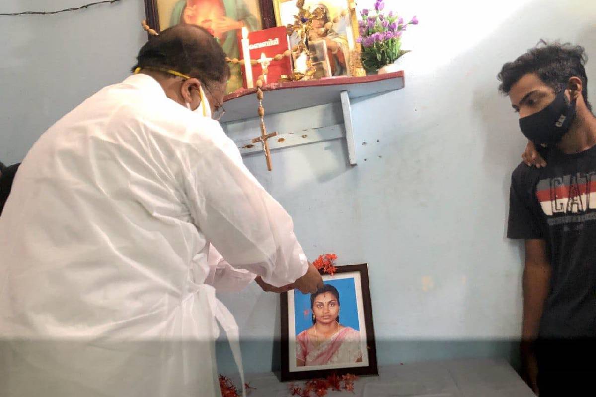  നികത്താനാവാത്ത നഷ്ടമാണ് അവർക്ക് സംഭവിച്ചതെങ്കിലും കേന്ദ്രസർക്കാർ കൂടെയുണ്ടെന്ന ഉറപ്പ് പ്രധാനമന്ത്രിക്കു വേണ്ടി നൽകിയെന്ന് പിന്നീട് വി മുരളീധരൻ വ്യക്തമാക്കി. ഇസ്രായേൽ പ്രസിഡന്റ് ഫോണിൽ വിളിച്ചെങ്കിലും സംസ്ഥാന സർക്കാരിനെ പ്രതിനിധീകരിച്ച് ആരും ആ വീട്ടിലെത്തിയില്ല എന്നത് ഖേദകരമാണ്. സൗമ്യയുടെ മകന്റെ വിദ്യാഭ്യാസ ചിലവ്, കുടുംബത്തിനുള്ള നഷ്ടപരിഹാരം എന്നിവ സംബന്ധിച്ച് മുഖ്യമന്ത്രി നിലപാട് വ്യക്തമാക്കുമെന്ന് പ്രതീക്ഷിക്കുന്നതായും മന്ത്രി പറഞ്ഞു.