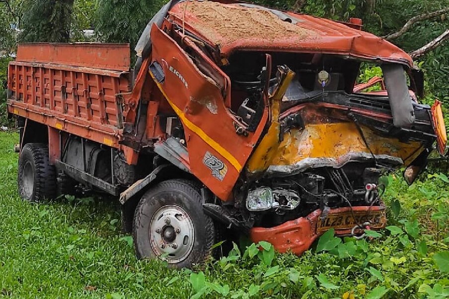  കരീലകുളങ്ങര പോലീസ് സ്റ്റേഷന് സമീപത്തായിരുന്നു അപകടം നടന്നത്.  പുലർച്ചെ മൂന്നരയോടെയായിരുന്നു അപകടം