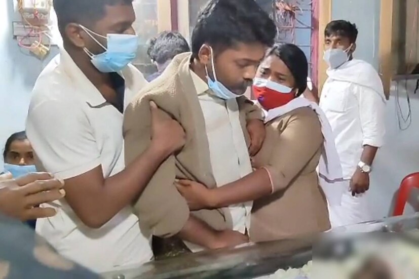  ഇടുക്കി എം പി ഡീൻ കുര്യമാക്കോസും നിയുക്ത തൃക്കാക്കര എംഎൽഎ പി ടി തോമസ്, ബി ജെ പി സംസ്ഥാന വൈസ് പ്രസിഡന്റ്‌ എ എൻ രാധാകൃഷ്ണൻ എന്നിവരും വിമാനത്താവളത്തിൽ ബന്ധുക്കളോടൊപ്പമെത്തിയാണ് മൃതദേഹം ഏറ്റുവാങ്ങിയത്. ഇസ്രായേലിലെ ടെൽ അവീവിൽ നിന്ന് പ്രത്യേക വിമാനത്തിൽ പുലർച്ചെ ഡൽഹിയിൽ എത്തിച്ച മൃതദേഹം കേന്ദ്ര മന്ത്രി വി.മുരളീധരൻ ഏറ്റുവാങ്ങിയിരുന്നു.