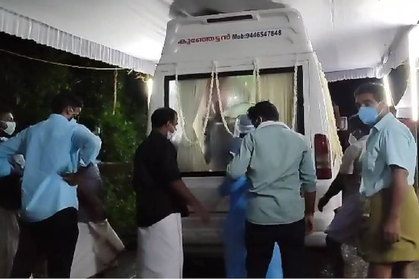  കഴിഞ്ഞ 11നാണ് ഹമാസിന്റെ മിസൈൽ ആക്രമണത്തിൽ സൗമ്യ കൊല്ലപ്പെട്ടത്. നാട്ടിലുള്ള ഭർത്താവ് സന്തോഷുമായി വീഡിയോ കോളിലൂടെ സംസാരിച്ചു കൊണ്ടിരിക്കെ അഷ്ക്ക ലോണിലെ താമസസ്ഥലത്ത് മിസൈൽ പതിക്കുകയായിരുന്നു.