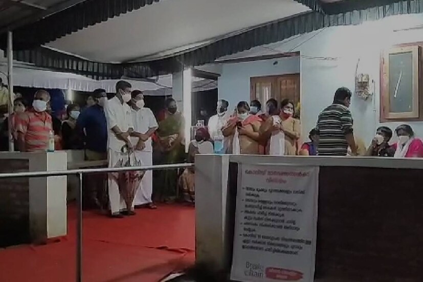  മുൻപഞ്ചായത്ത് അംഗങ്ങളായ സതീശന്റെയും സാവിത്രിയുടെയും മകളാണ് സൗമ്യ സന്തോഷ്. ഒൻപത് വയസുള്ള അഡോൺ ഏക മകനാണ്.
