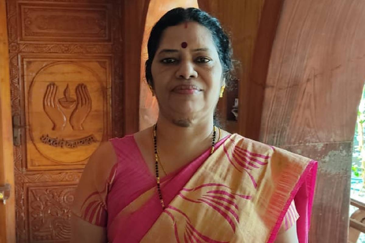 കണ്ണീരണിഞ്ഞ് വിദ്യാർഥികൾ; ആശംസകളുമായി മന്ത്രിയും വിസിയും; വികാരനിർഭര യാത്രയയപ്പ്