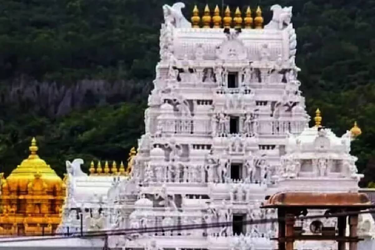 തിരുപ്പതി വെങ്കടേശ്വരന് വ്യവസായിയുടെ കാണിക്ക; ഒരു കോടി രൂപ വിലമതിക്കുന്ന സ്വര്‍ണവാള്‍