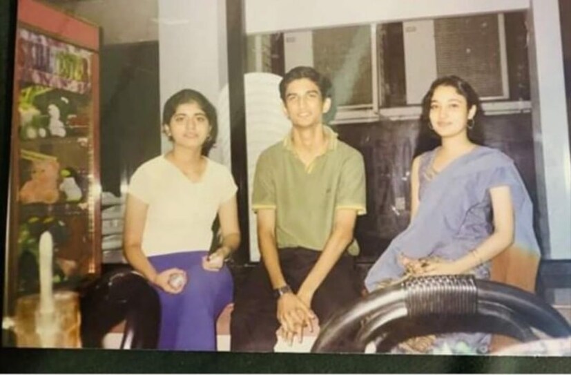  പ്ലസ് ടു കാലത്ത് സുശാന്ത് സിംഗ് രജ്പുത്ത്. സഹപാഠിയായിരുന്ന ആരതി ബത്ര ദുഅ സോഷ്യൽമീഡിയയിൽ പങ്കുവെച്ച ചിത്രം. പഠനത്തിലും പാഠ്യേതര വിഷയങ്ങളിലും സ്കൂളിൽ മുൻപന്തിയിലുണ്ടായിരുന്ന വിദ്യാർത്ഥിയായിരുന്നു സുശാന്ത് എന്ന് സുഹൃത്ത് കുറിച്ചു. സ്കൂളിൽ എല്ലാവർക്കും പ്രിയങ്കരനായ സൽസ്വഭാവിയായ സുഹൃത്ത് എന്നാണ് ആരതി സുശാന്തിനെ കുറിച്ച് പറഞ്ഞത്. (Photo: Arti Batra Dua/Instagram)