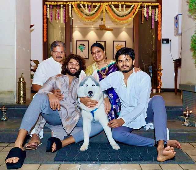  എന്നാൽ കാറിന്റെ വിലയല്ല, നമ്പരാണ് ആരാധകരെ ആകർഷിച്ചിരിക്കുന്നത്. 1116 ആണ് വിജയുടെ ബിഎംഡബ്ല്യൂ കാറിന്റെ നമ്പർ. ഫാൻസി നമ്പരല്ലെങ്കിലും വിജയുടെ ജീവിതവുമായി ഏറെ ബന്ധപ്പെട്ടതാണ് കാറിന്റെ നമ്പർ എന്നാണ് ആരാധകർ കണ്ടെത്തിയിരിക്കുന്നത്.