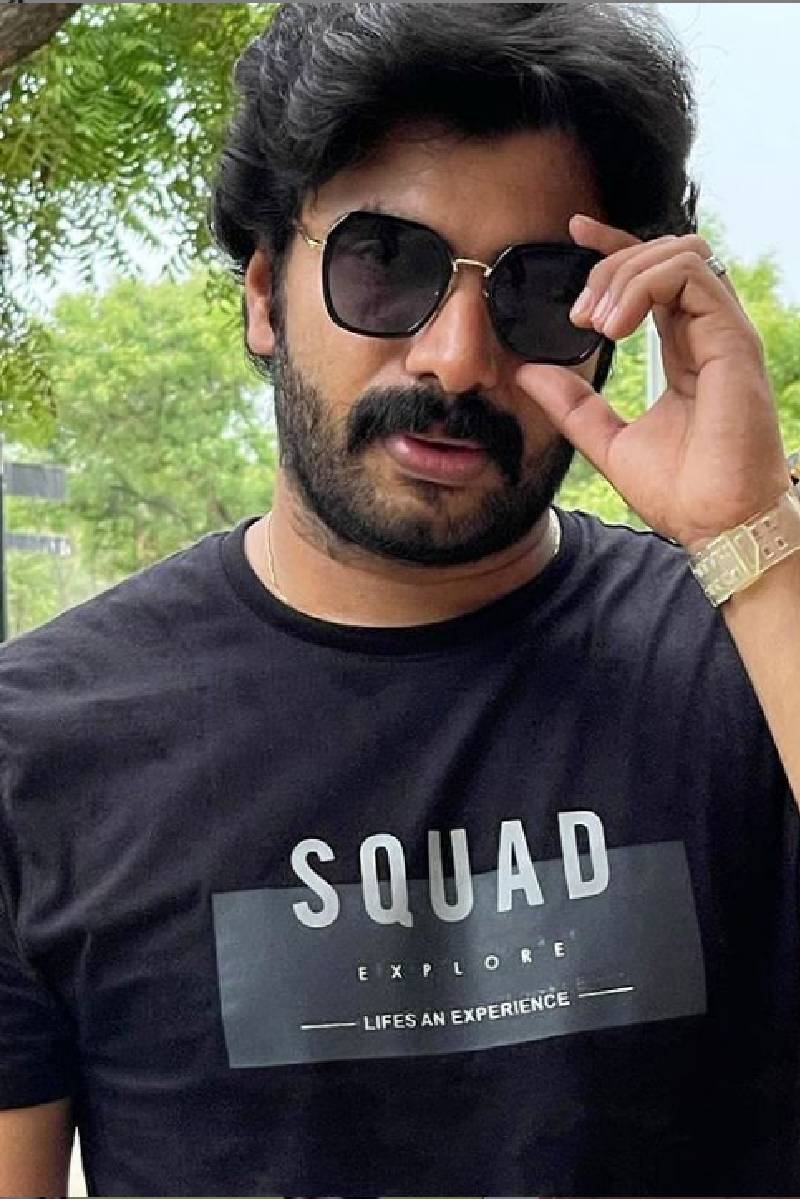  സ്വന്തമായി ഒരു വളർത്തുനായ ഉള്ളതുകാരണം അനൂപിന് വളരെ സ്നേഹമുള്ള മൃഗമാണ് നായ. ബ്ലാക്കി എന്ന അഞ്ചുവയസ്സുകാരി നായ അനൂപിന്റെ സന്തത സഹചാരിയാണ്. എന്തായാലും അത് വിളിച്ചയാൾക്ക് ആയിരത്തോളം പേരുടെ മുന്നിൽ വച്ച് പേര് എടുത്തു പരാമർശിച്ചുകൊണ്ട് തന്നെ മറുപടി ലഭിക്കുകയും ചെയ്തു