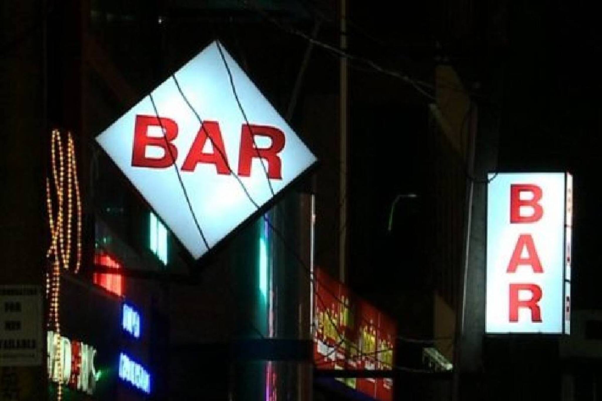 Bar and Hotel | ബാറുകളിൽ ഇരുന്ന് മദ്യപിക്കാൻ അനുമതി; ഹോട്ടലുകളിൽ ഇരുന്ന് ഭക്ഷണം കഴിക്കാം