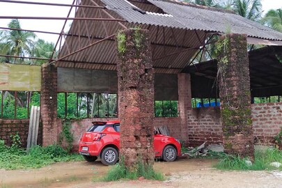 ഒളിപ്പിച്ച നിലയിൽ കണ്ടെത്തിയ കാർ