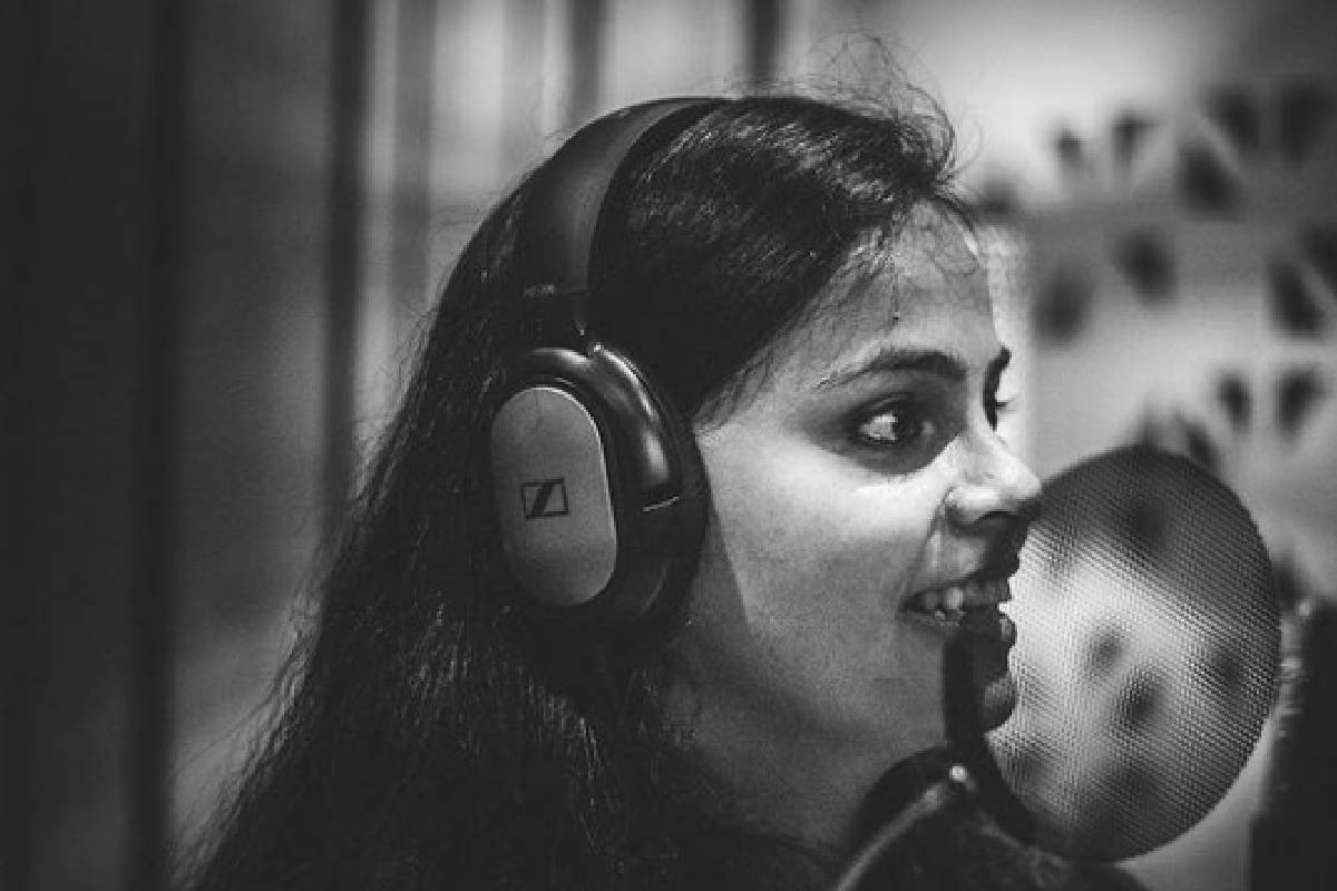  കഴിഞ്ഞ വർഷം ദിവ്യ പാടിയ ഗാനം യൂട്യൂബിൽ റിലീസ് ചെയ്തിരുന്നു. ഒഴിവുവേളയിൽ ദിവ്യ പാടിയ ഗാനം സോഷ്യൽ മീഡിയയിൽ വിനീത് പോസ്റ്റ് ചെയ്തപ്പോഴാണ് ഇവരുടെ കുടുംബത്തിൽ പുരുഷന്മാർ മാത്രമല്ല, പാടാൻ കഴിവുള്ള ഒരു വനിതയും ഉണ്ടെന്ന കാര്യം പ്രേക്ഷകർ അറിയുന്നത്