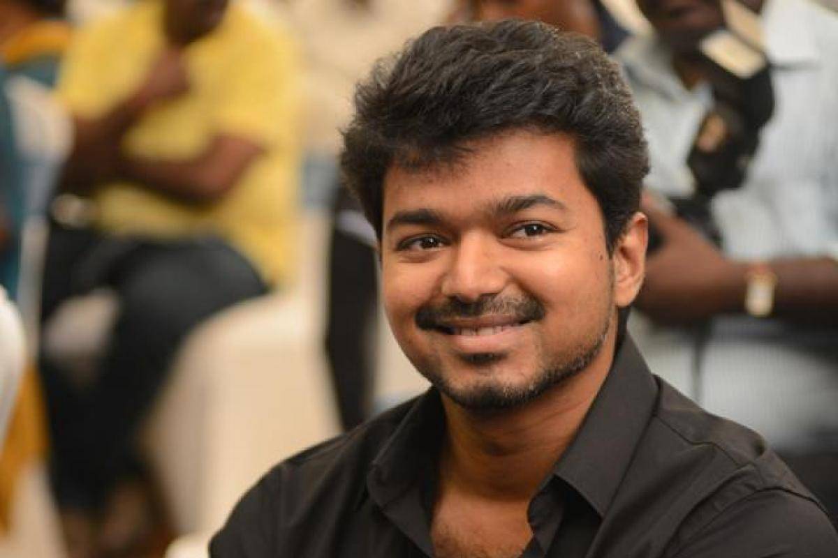  തന്റെ പേരിൽ സമ്മേളനങ്ങൾ നടത്തുന്നതിൽ നിന്ന് പതിനൊന്ന് പേരെ തടയണമെന്നാവശ്യപ്പെട്ട് കോടതിയെ സമീപിച്ച് നടൻ വിജയ്. മാതാപിതാക്കൾ ഉൾപ്പെടെ പതിനൊന്ന് പേർക്കെതിരെയാണ് വിജയ് കോടതിയെ സമീപിച്ചിരിക്കുന്നത്.