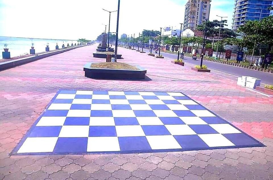  കോഴിക്കോട് ജില്ലാ കളക്ടറുടെ ഫേസ്ബുക്ക് കുറിപ്പ്- കോഴിക്കോട് കടപ്പുറം അടിമുടി മാറിക്കഴിഞ്ഞു. നവീകരിച്ച സൗത്ത് ബീച്ചിന്റെ ചുവരുകളില്‍ കോഴിക്കോടിന്റെ കലാ സാംസ്‌കാരിക ചരിത്രം ചിത്രങ്ങളായി സഞ്ചാരികള്‍ക്ക് മുന്നിലെത്തിച്ചിരിക്കുകയാണ് ജില്ലാ ഭരണകൂടവും ഡി.ടി.പി.സിയും. മനോഹരമായ ഇരിപ്പിടങ്ങളും ചെടികളും പുല്‍ത്തകിടികളും ഇവിടെ ഒരുക്കിയിട്ടുണ്ട്. നവീകരിച്ച കോഴിക്കോട് ബീച്ചിന്റെ ഉദ്ഘാടനം ജൂലൈ ഒന്നിന് വൈകുന്നേരം ആറ് മണിക്ക് പൊതുമരാമത്ത്-വിനോദ സഞ്ചാര വകുപ്പ് മന്ത്രി മുഹമ്മദ് റിയാസ് ഓണ്‍ലൈനായി നിര്‍വഹിക്കും. തുറമുഖ വകുപ്പ് മന്ത്രി അഹമ്മദ് ദേവര്‍കോവില്‍ അധ്യക്ഷത വഹിക്കും.