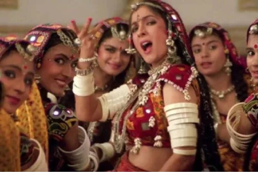  അന്ന് അത് കേട്ടപ്പോൾ ശരിക്കും അലോസരം തോന്നി. കൂടാതെ തന്നോട് സുഭാഷ് പാഡഡ് ബ്രാ ധരിക്കാൻ പറഞ്ഞ കാര്യം അവർ പരാമർശിക്കുന്നു. ഒരു ഗുജറാത്തി ചോളി ധരിച്ച് സുഭാഷിന്റെ മുന്നിൽ ലുക്ക് ടെസ്റ്റിന് പോയി. 'പോരാ' എന്നായി അദ്ദേഹം