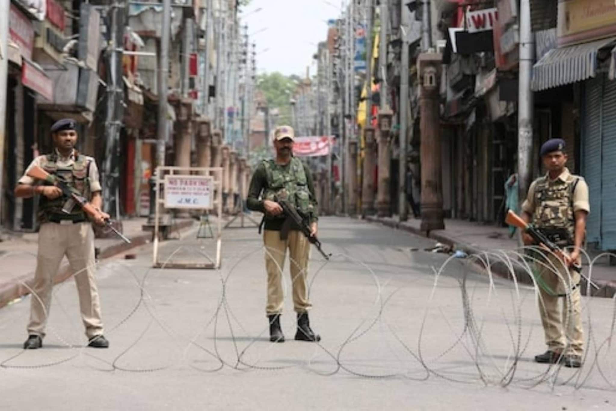 ഒന്നരവയസുകാരിയെ ചവിട്ടിയെറിഞ്ഞു; കുടുംബത്തിന് നേരെ നിർത്താതെ വെടിയുതിർത്തു