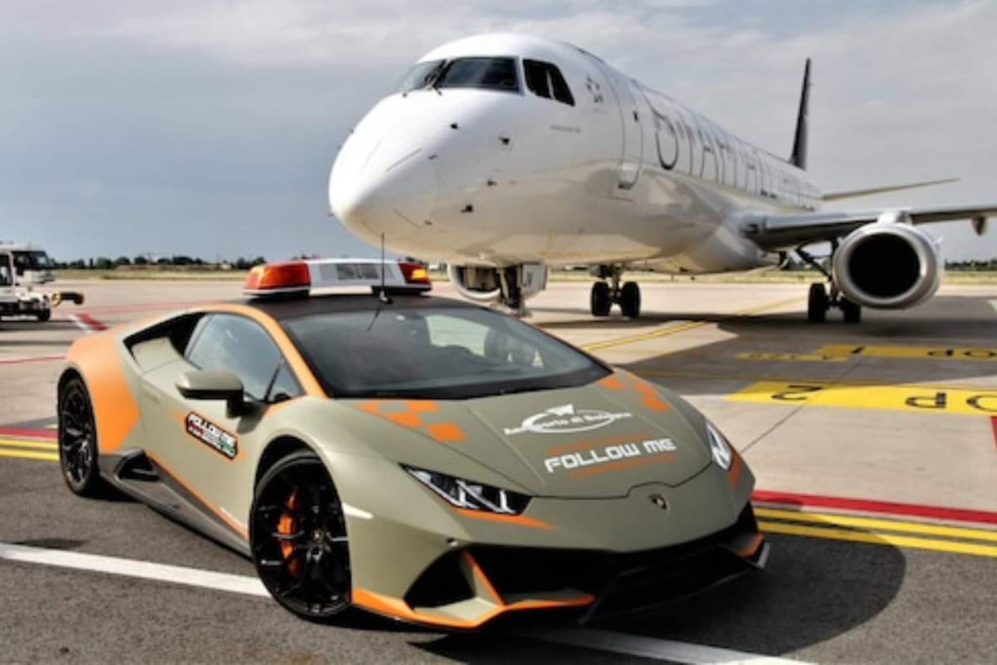 വിമാനത്തിന് വഴി കാട്ടിയായി ലംബോർ​ഗിനി; വിമാനത്താവളത്തിനുള്ളിൽ സൂപ്പർകാറുകൾ