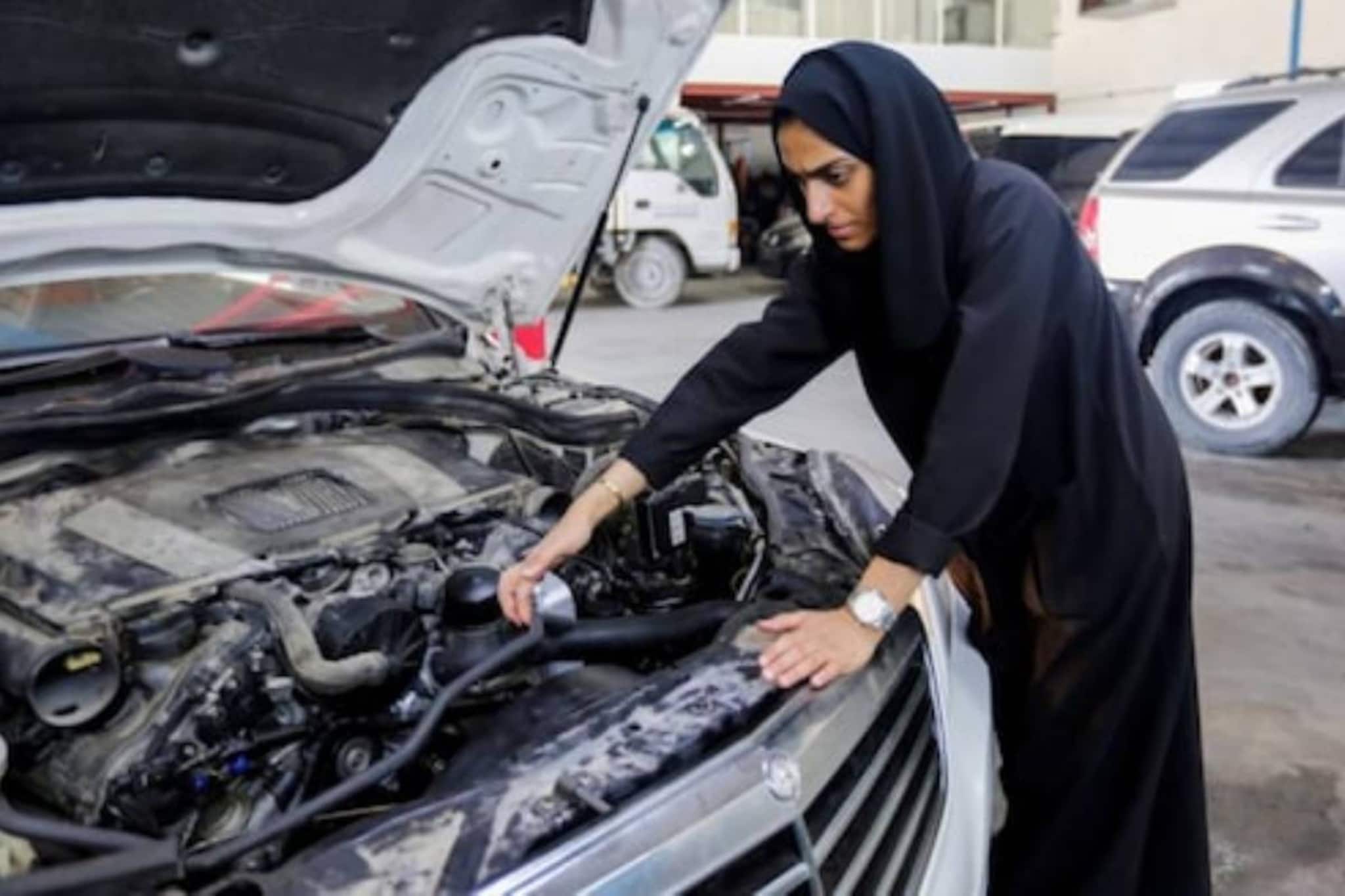 പാർക്ക് ചെയ്തിരുന്ന കാറിൽ ഇടിച്ചതിന് നഷ്ടപരിഹാരമായി രണ്ട് ചോക്ലേറ്റ്; അജ്ഞാതനെതിരെ യുവതി