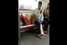 ഡെൽഹി മെട്രോയിൽ യാത്ര ആസ്വദിച്ച് കുട്ടിക്കുരങ്ങൻ; അമ്പരന്ന് യാത്രക്കാര്‍: വൈറൽ വീഡിയോ