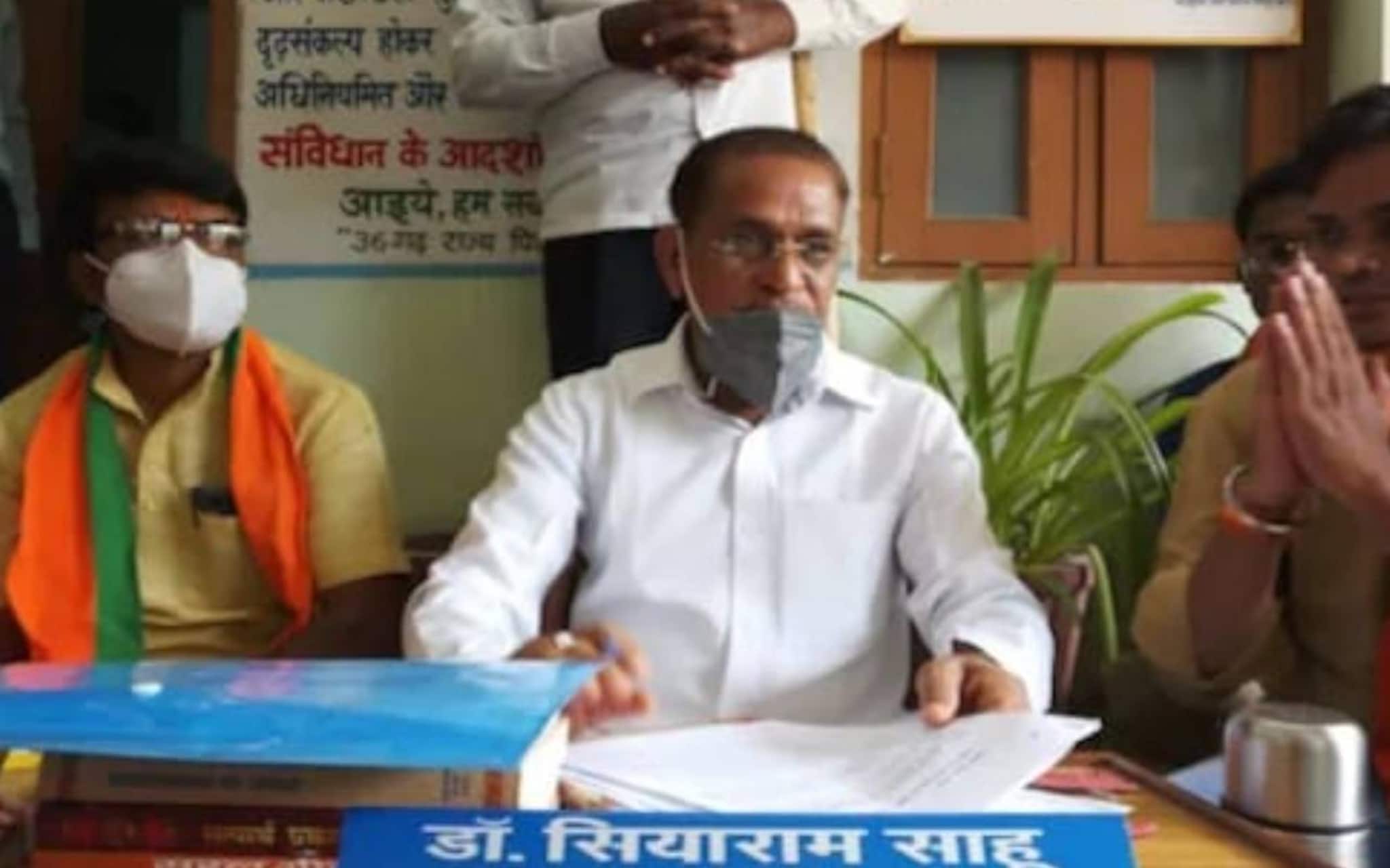 ഓഫീസ് തുറന്നു കൊടുത്തില്ല; തറയിലിരുന്ന് ജോലി ചെയ്ത് പിന്നാക്ക കമ്മീഷൻ അധ്യക്ഷൻ