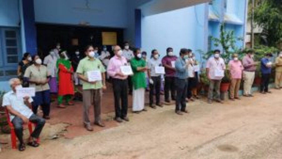  വാർധക്യ രോഗങ്ങളുമായി കിടപ്പായിരുന്ന രോഗിയായിരുന്നു. കോവിഡ് പോസീറ്റിവായെന്നു പറഞ്ഞ് മുമ്പ് ആശുപത്രിയിലേക്കു വിളിച്ചപ്പോൾ അവരെ ആശുപത്രിയിലെത്തിക്കാൻ പറഞ്ഞിരുന്നു. ബാത്ത്റൂമിൽ പോകാൻ ബുദ്ധിമുട്ടാണ്, അച്ഛനും അമ്മയും പോസിറ്റീവാണ്, അതുകൊണ്ട് ഞങ്ങൾ വീട്ടിൽത്തന്നെ ഇരുന്ന് നോക്കുകയാണെന്നായിരുന്നു അവരുടെ മറുപടി. അവരുടെ കൈയിൽ പൾസ് ഓക്സി മീറ്റർ ഉണ്ടായിരുന്നു. തലേ ദിവസം നോക്കുമ്പോൾ മീറ്ററിൽ 75 ഒക്കെയെ കാണുന്നുള്ളു. ഇവർ ആരെയോ വിളിച്ചു ചോദിച്ചു. അവർ പറഞ്ഞു കമിഴ്ത്തി കിടത്തൂ, ചൂടുവെള്ളം കൊടുക്കൂ, ആവി പിടിക്കൂ എന്നൊക്കെ. അതൊക്കെ ചെയ്തിട്ടും പന്ത്രണ്ട് മണിയോടു കൂടി ഓക്സി മീറ്ററിൽ റെക്കോർഡിങ് കാണുന്നില്ല. ആ സമയത്താണ് ഈ അമ്മയെ ആശുപത്രിയിലേക്ക് മാറ്റാൻ ഭർത്താവ് ശ്രമിക്കുന്നത്. ആംബുലൻസ് എത്താൻ താമസിക്കുയും ചെയ്തു. ഇതൊക്കെ ആ സമയത്ത് അവരുടെ ഭർത്താവ് തന്നെ എന്നോടു പറഞ്ഞതാണ്. ‘സാർ ഒന്ന് നോക്ക്, ജീവൻ രക്ഷിക്കാൻ പറ്റുമെങ്കിൽ നോക്കൂ’ എന്നു പറഞ്ഞു. ഞാൻ നോക്കുമ്പോൾ ആൾ മരിച്ചിരുന്നു. മരിച്ചയാളെ ഒന്നും ചെയ്യാൻ സാധിക്കില്ലല്ലോ. ക്വാറന്റീനിൽ ഇരുന്ന രോഗിയുടെ കോവിഡ് മരണമാണെന്ന് പൊലീസിൽ അറിയിച്ചു.