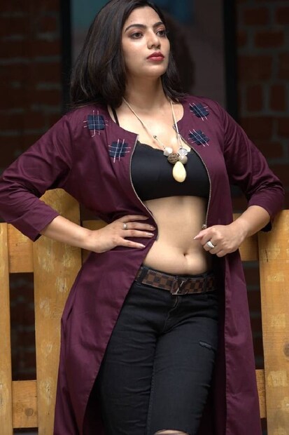  'തട്ടത്തിൻ മറയത്ത്' സിനിമയിലെ ഇഷാ തൽവാറിന് ശേഷം മലയാള സിനിമയിൽ വന്ന മറ്റൊരു തട്ടത്തിൻ മറയത്തെ സുന്ദരിയായാണ് ഈ നായികയെ മലയാളി പ്രേക്ഷകർക്ക് പരിചയം. ഈ താരം അഭിനയിച്ച സിനിമ ഏതെന്ന് ഓർക്കുന്നോ? (തുടർന്ന് വായിക്കുക)