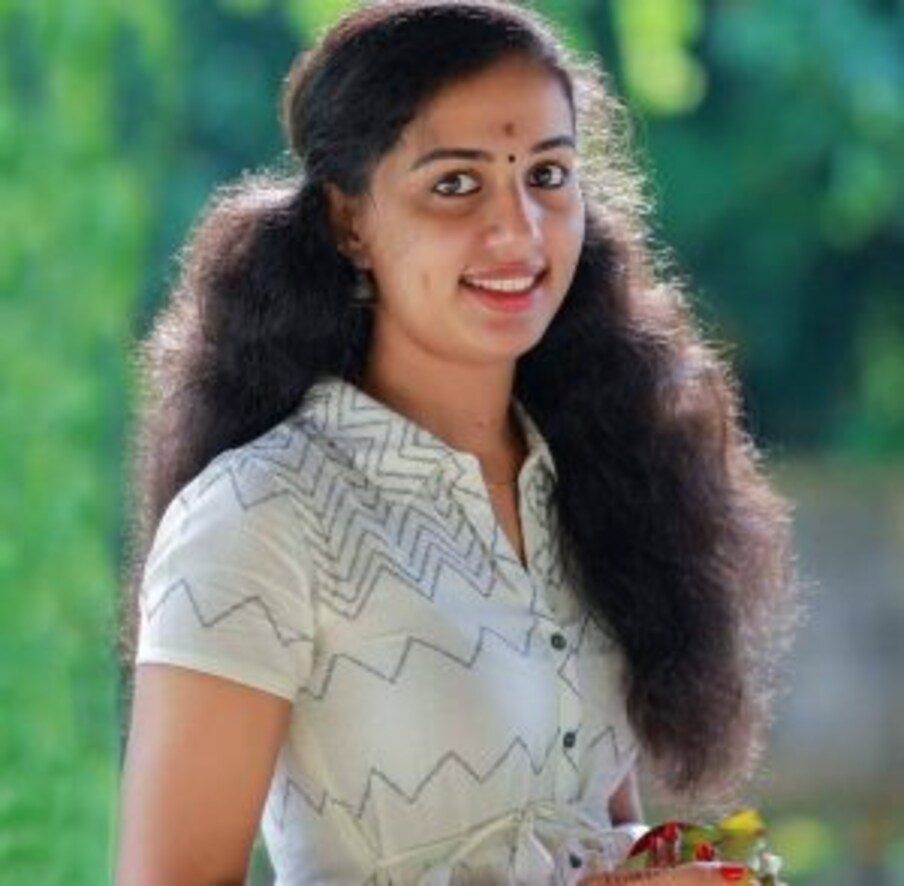  കൊല്ലം: കൊല്ലം ശാസ്താംകോട്ടയില്‍ യുവതി ഭര്‍തൃഗൃഹത്തിനുളളില്‍ തൂങ്ങിമരിച്ച നിലയില്‍ കണ്ടെത്തിയ സംഭവം കൊലപാതകമെന്ന് ബന്ധുക്കള്‍. മോട്ടോര്‍വാഹന വകുപ്പ് ഉദ്യോഗസ്ഥനായ ഭര്‍ത്താവ് കിരണ്‍ കുമാറിന്റെ മര്‍ദനത്തിലേറ്റ പരുക്കുകളുടെ ചിത്രങ്ങളടക്കം ബന്ധുക്കള്‍ക്കു കൈമാറിയതിനു പിന്നാലെയാണ് കടയ്ക്കല്‍ സ്വദേശിനി വിസ്മയയെ വീടിനുളളില്‍ തൂങ്ങിയ നിലയില്‍ കണ്ടെത്തിയത്. സംഭവത്തില്‍ സംസ്ഥാന വനിതാ കമ്മിഷന്‍ സ്വമേധയാ കേസെടുത്തു.