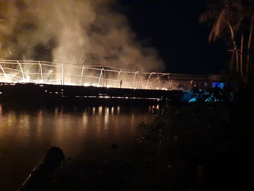  ആലപ്പുഴ പള്ളത്തുരുത്തി പഴവീട് കന്നിട്ടയിലാണ് പുലർച്ചെ മൂന്ന് മണിയോടെ ഹൗസ് ബോട്ടുകൾ കത്തി നശിച്ചത്. കൊയ്നോണിയ ക്രൂസിന്റെ ഒന്ന്, രണ്ട് ബോട്ടുകളാണ് പൂർണമായും അഗ്നിക്കിരയായത്.