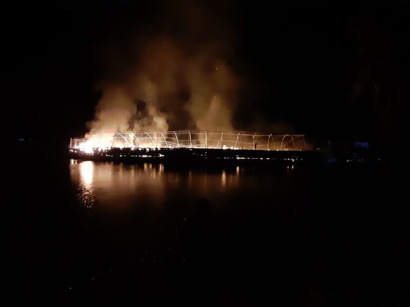  പുലർച്ചെ മൂന്ന് മണിയോടെ ബോട്ടിൽ തീ പടരുന്നത് സമീപപ്രദേശത്തെ ജനങ്ങളുടെ ശ്രദ്ധയിൽപ്പെടുകയായിരുന്നു. തീ പിടിച്ച സമയത്ത് ബോട്ടിൽ ജീവനക്കാർ ഉണ്ടായിരുന്നില്ല. സമീപബോട്ടിലെ ജീവനക്കാരും നാട്ടുകാരും തീയണക്കാൻ ശ്രമിച്ചെങ്കിലും നടന്നില്ല.