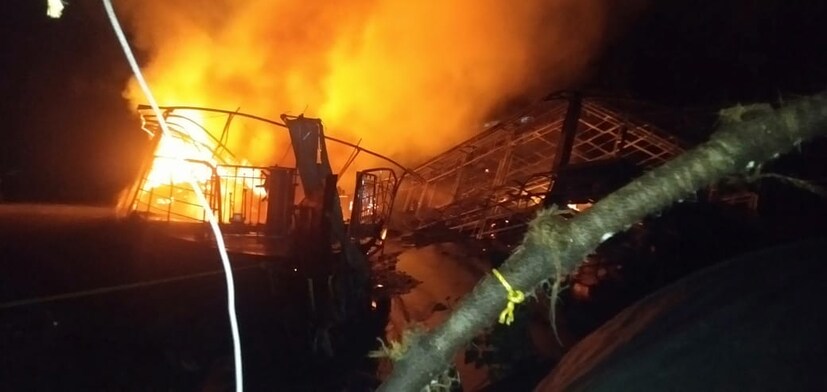  ഫയർഫോഴ്സ് എത്തി വെള്ളം പമ്പ് ചെയ്തെങ്കിലും മോട്ടോർ കേടായതിനാൽ പമ്പിംഗ് തുടരാനായില്ല. തുടർന്ന് ബോട്ട് പൂർണമായും കത്തി നശിക്കുകയായിരുന്നു. ഇതോടെ പ്രദേശവാസികൾ പ്രതിഷേധം ഉയർത്തി. എല്ലാവരും നോക്കി നിൽക്കേ ബോട്ട് പൂർണമായും കത്തിയമർന്നു.