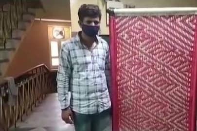 കട്ടിലുമായി യുവാവ് 