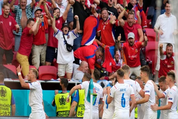 ഹോളണ്ടിന് യൂറോയിൽ നിന്നും ചുവപ്പ് കാർഡ് നൽകി ചെക്ക് റിപ്പബ്ലിക്ക്