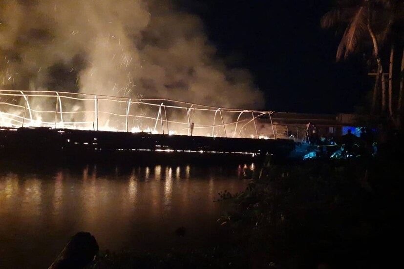 ആലപ്പുഴ: ആലപ്പുഴ പള്ളത്തുരുത്തി ഔട്ട് പോസ്റ്റിന് സമീപം രണ്ട് ഹൗസ് ബോട്ടുകൾ കത്തി നശിച്ചു. ഇന്നു പുലർച്ചെ മൂന്ന് മണിയോടെ നടന്ന അഗ്നിബാധയിൽ ആളപായം ഇല്ല. ഫയർഫോഴ്സ് എത്തിയെങ്കിലും മോട്ടോർ കേടായതിനാൽ തീയണക്കാൻ കഴിയാതിരുന്നത് പ്രതിഷേധത്തിന് ഇടയാക്കി.  ആലപ്പുഴ: ആലപ്പുഴ പള്ളത്തുരുത്തി ഔട്ട് പോസ്റ്റിന് സമീപം രണ്ട് ഹൗസ് ബോട്ടുകൾ കത്തി നശിച്ചു. ഇന്നു പുലർച്ചെ മൂന്ന് മണിയോടെ നടന്ന അഗ്നിബാധയിൽ ആളപായം ഇല്ല. ഫയർഫോഴ്സ് എത്തിയെങ്കിലും മോട്ടോർ കേടായതിനാൽ തീയണക്കാൻ കഴിയാതിരുന്നത് പ്രതിഷേധത്തിന് ഇടയാക്കി.