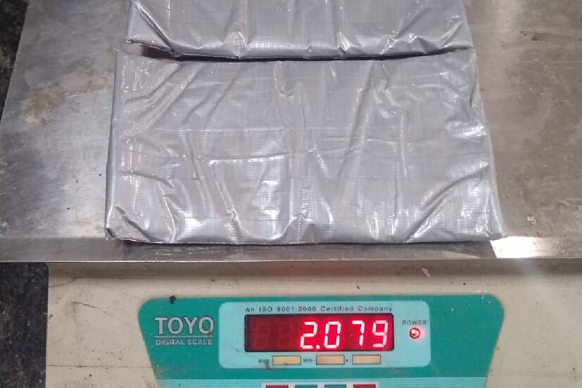  പ്ലാസ്റ്റിക് ഷീറ്റിൽ പൊതിഞ്ഞ് കണങ്കാലിൽ സോക്‌സിനടിയിൽ ഒളിപ്പിച്ചാണ് സ്വർണ മിശ്രിതം കടത്താൻ ശ്രമിച്ചത്. മിശ്രിതത്തിൽ നിന്ന് 1681 ഗ്രാം സ്വർണം ആണ് വേർതിരിച്ചെടുത്തത്. എറണാകുളം സ്വദേശിയായ 30 കാരൻ കബോഡ് പെട്ടിയിൽ ഒളിപ്പിച്ച് ആണ് സ്വർണം കടത്താൻ ശ്രമിച്ചത്. മിശ്രിത രൂപത്തിൽ 1251 ഗ്രാം സ്വർണ്ണം ആണ് ഇയാള് കടത്താൻ ശ്രമിച്ചത്. പിടിച്ചെടുത്ത സ്വർണത്തിന്റെ മൊത്തം വിപണി മൂല്യം 1.65 കോടി രൂപയാണ്.