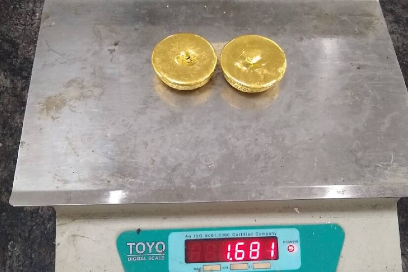  മാർച്ചിൽ ഗൾഫിൽ നിന്നെത്തിയ അഞ്ച് യാത്രക്കാരിൽ നിന്നായി മൂന്ന് കിലോയിലധികം സ്വർണം പിടികൂടിയിരുന്നു. അഞ്ച് കേസുകളിലായി 3.669 കിലോഗ്രാം സ്വർണമാണ് അന്ന് പിടികൂടിയത്. വളരെ വിദഗ്ധമായ ഫ്ലോര്‍മാറ്റ്, കളിപ്പാട്ടം, ടെഡി ബെയര്‍ എന്നിവയ്ക്കുള്ളില്‍ ഒളിപ്പിച്ചാണ് സ്വര്‍ണം കടത്താന്‍ ശ്രമിച്ചത്. ദുബായിൽ നിന്നെത്തിയ കാസര്‍കോട് സ്വദേശി, ഷാര്‍ജയില്‍ നിന്നെത്തിയ വടകര സ്വദേശി, റിയാദില്‍ നിന്നെത്തിയ മലപ്പുറം