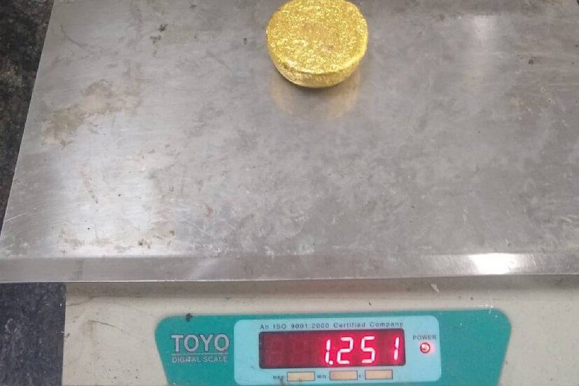  ഏപ്രില്‍ എട്ടിന് കരിപ്പൂർ ഒരു കിലോ സ്വർണം പിടികൂടിയിരുന്നു. ദുബായിൽ നിന്നുള്ള ഫ്ളൈ ദുബായി വിമാനത്തിലാണ് സ്വർണ്ണം എത്തിയത്. 23 വയസ്സുകാരനായ കോഴിക്കോട് സ്വദേശിയുടെ ബാഗിൽ നിന്നുമാണ് സ്വർണ്ണം കണ്ടെത്തിയത്. ട്രോളി ബാഗിന്റെ ഫ്രെയിമിനുള്ളിലാക്കിയ നിലയിലായിരുന്നു സ്വർണം. കസ്റ്റംസ് അസിസ്റ്റൻറ് കമ്മീഷണറുടെ നേതൃത്വത്തിലുള്ള സംഘമാണ് സ്വർണം പിടികൂടിയത്.