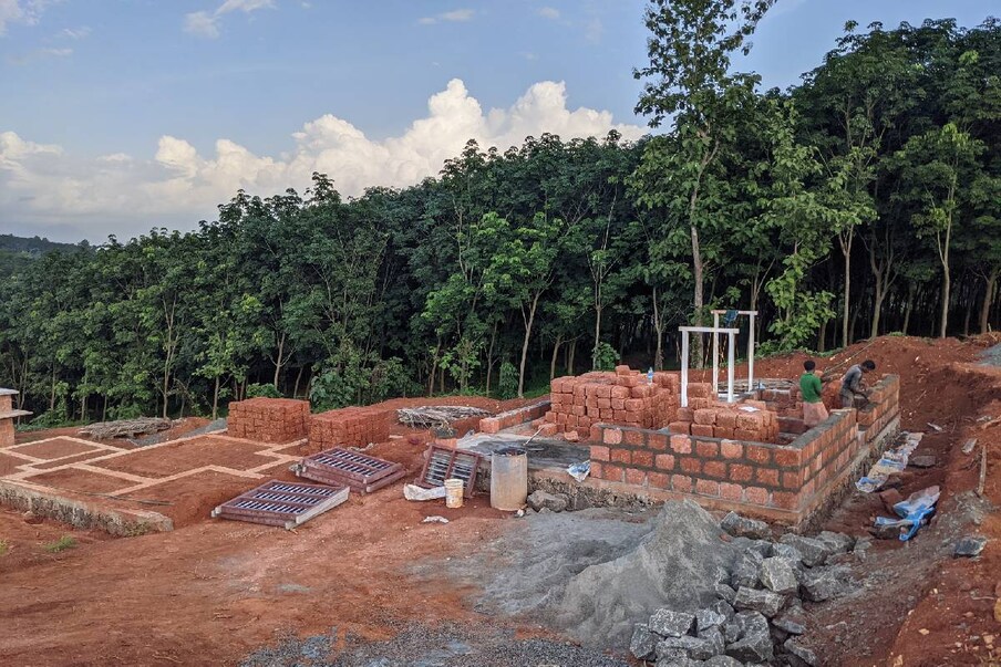   "ഞങ്ങൾക്ക് മാത്രം ആണ് ഇപ്പോഴും വീട് ലഭിക്കാത്തത്. മറ്റുള്ളവർ എല്ലാം സ്വന്തം വീടുകളിൽ താമസം തുടങ്ങി. ഞങ്ങളിപ്പോഴും ക്യാമ്പിൽ ആണ്. എന്താണ് ഇനിയും കൂടുതൽ പറയേണ്ടത് ? " കൃഷ്ണൻകുട്ടി ചോദിക്കുന്നു. കവളപ്പാറ ദുരന്തത്തിൽ വീടും സ്ഥലവും ബന്ധുക്കളെയും ഒക്കെ നഷ്ടമായ വ്യക്തിയാണ് കൃഷ്ണൻ കുട്ടി.