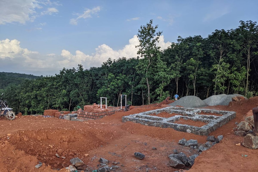  കവളപ്പാറ ദുരന്തത്തിൽ ഏറ്റവും അധികം നഷ്ടം ഉണ്ടായ ആളുകൾ എന്ന നിലയിൽ എന്തെങ്കിലും പരിഗണന ലഭിക്കുന്നുണ്ടോ എന്ന ചോദ്യത്തിന് മനോജിൻ്റെ മറുപടി ഇപ്രകാരം ആയിരുന്നു. " എന്ത് പരിഗണന...എല്ലാവരും വർത്തമാനം മാത്രം പറയും. അന്ന് പൊട്ടിയ സമയത്ത് നാല് മാസം കൊണ്ട് എല്ലാവർക്കും വീട് ഒക്കെ തരും എന്നായിരുന്നു പറഞ്ഞത്. പിന്നെ എന്ത് ഉണ്ടായി.. വീട് പണി ഇപ്പോഴും കഴിഞ്ഞിട്ടില്ല. ഞങ്ങൾ മാത്രം ആണ് ക്യാമ്പിൽ ഇപ്പോഴും ".